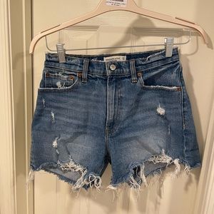Curve Love High Rise 4 Inch Mom Short - size 27 - Abercrombie